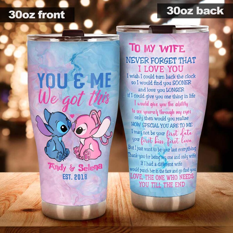 K&ouml;nnte beinhalten: Ein 30oz Becher mit blauem und rosa Marmormuster. Die Vorderseite zeigt Stitch- und Angel-Charaktere, den Text "YOU & ME We got this" und die Namen "Andy & Selena EST. 2018". Die R&uuml;ckseite hat ein Gedicht f&uuml;r eine Ehefrau.