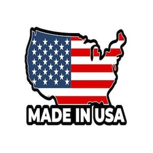 Puede incluir: Gr&aacute;fico del mapa de Estados Unidos con los colores de la bandera estadounidense: rojo, blanco y azul. Las palabras "MADE IN USA" est&aacute;n impresas en negrita, en negro, debajo del contorno del mapa.