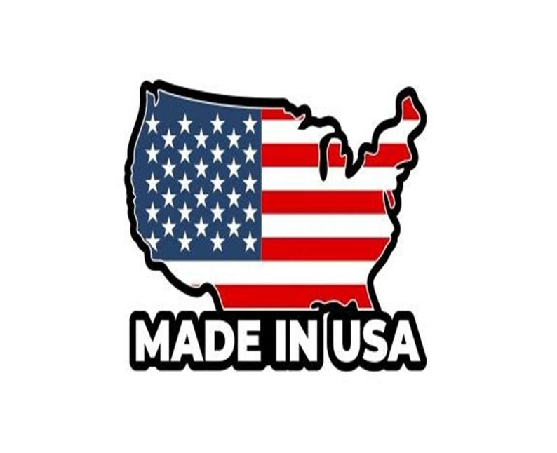 Puede incluir: Gr&aacute;fico del mapa de Estados Unidos con los colores de la bandera estadounidense: rojo, blanco y azul. Las palabras "MADE IN USA" est&aacute;n impresas en negrita, en negro, debajo del contorno del mapa.