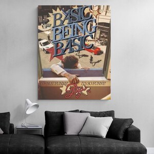 Puede incluir: Impresi&oacute;n en lienzo con las palabras "BASIC BEING BASIC" en una fuente estilizada. La imagen muestra a una persona que se asoma por una ventana, con el texto "IT'S NOT FUNNY! IT'S SO FUNNY!" debajo. La obra tiene un estilo vintage de c&oacute;mic.