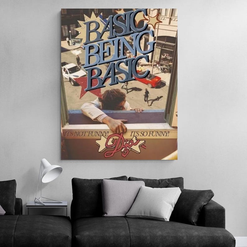 Puede incluir: Impresi&oacute;n en lienzo con las palabras "BASIC BEING BASIC" en una fuente estilizada. La imagen muestra a una persona que se asoma por una ventana, con el texto "IT'S NOT FUNNY! IT'S SO FUNNY!" debajo. La obra tiene un estilo vintage de c&oacute;mic.