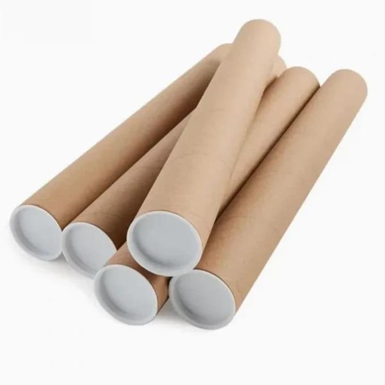 Puede incluir: Un conjunto de tubos postales de cart&oacute;n marr&oacute;n con tapas de pl&aacute;stico blanco. Estos tubos cil&iacute;ndricos, de diferentes longitudes, son ideales para enviar carteles o obras de arte. Est&aacute;n dispuestos ligeramente superpuestos sobre un fondo blanco.