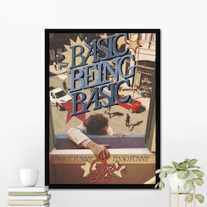 Könnte beinhalten: Eine weiße Keramik-Tasse mit schwarzem Henkel und dem Text "But First, Coffee" in schwarzer, handschriftlicher Schrift. Die Tasse steht auf einer weißen Oberfläche.