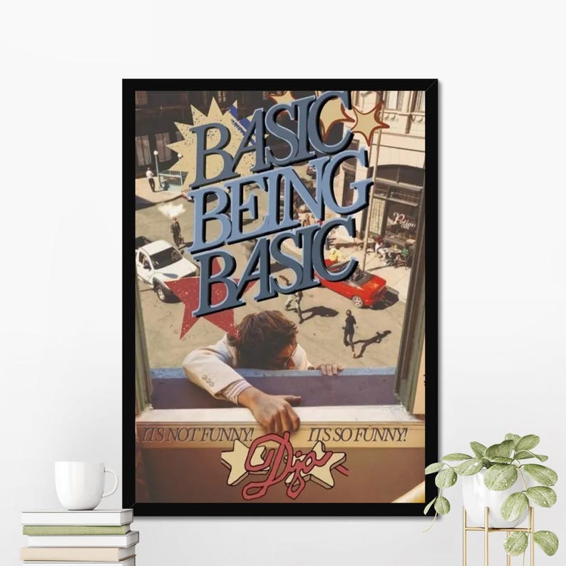 Puede incluir: Una taza de cer&aacute;mica blanca con un asa negra y el texto "But First, Coffee" en negro, con una fuente de estilo manuscrito. La taza est&aacute; sobre una superficie blanca.