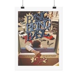 Puede incluir: P&oacute;ster con la frase "BASIC BEING BASIC" en fuente 3D, con un fondo de paisaje urbano. El p&oacute;ster tambi&eacute;n incluye el texto "IT'S NOT FUNNY! IT'S SO FUNNY!" y la palabra "Digs" en un dise&ntilde;o de estrella.