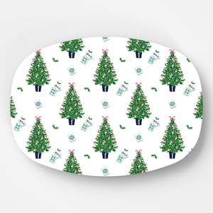 Pode incluir: Bandeja decorativa ovalada branca com um padr&atilde;o repetido de &aacute;rvores de Natal verdes com la&ccedil;os e ornamentos vermelhos, azevinho e pe&ccedil;as de jogo. As pe&ccedil;as de jogo t&ecirc;m uma borda azul e o n&uacute;mero 22.