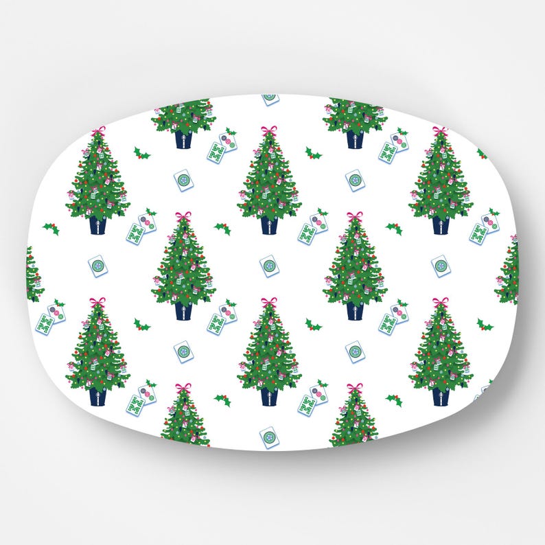 Pode incluir: Bandeja decorativa ovalada branca com um padr&atilde;o repetido de &aacute;rvores de Natal verdes com la&ccedil;os e ornamentos vermelhos, azevinho e pe&ccedil;as de jogo. As pe&ccedil;as de jogo t&ecirc;m uma borda azul e o n&uacute;mero 22.