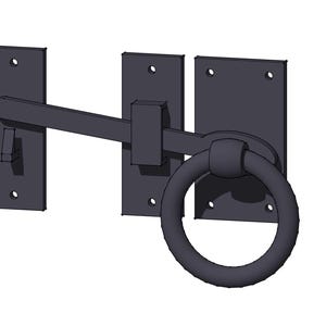 Puede incluir: Un pestillo de puerta de metal negro con un tirador de anillo. El pestillo tiene una placa trasera rectangular con orificios para tornillos y un brazo giratorio que se asegura a una segunda placa trasera. El tirador de anillo es circular.