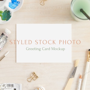 Grußkarte Mockup - Künstlertisch - A6 Digital Styled Stock Photo - Flatlay - 6x4, PSD & JPEG