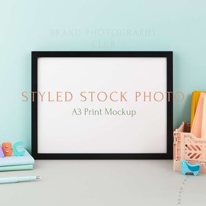 Kunstwerk Mockup Rahmen - Kinderdruck - Kinderkunstwerk - Spielzeugtischplatte - a3 Digital Styled Stock Photo - PSD & JPEG