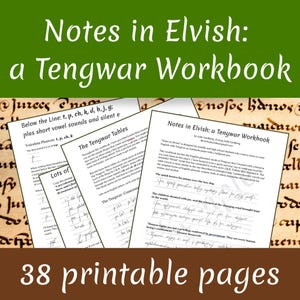 Może przedstawiać: Podręcznik zatytułowany "Notes in Elvish: a Tengwar Workbook" z tekstem "38 stron do druku". Obraz przedstawia kilka stron z odręcznymi notatkami i tekstem w języku angielskim i pismem elfickim. Okładka jest zielona.