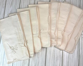 Vintage crèmekleurige linnen servetten, set van 8 met geborduurde bloemen geschulpte rand gebroken wit