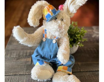 Coniglietto di peluche con salopette e cappello, orecchie snodabili, 45 cm di altezza.