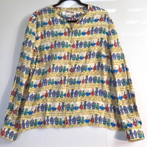 Maggy London Sidenblus Vintagevas Keramiktryck Guldfärgad Grodknäppning Storlek 14