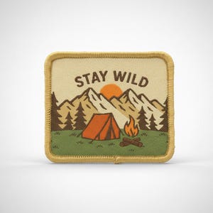 Naszywka z rzepem "Stay Wild" do użytku zewnętrznego. Tkana naszywka z rzepem do czapek, toreb lub kurtek outdoorowych.