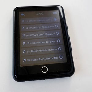 Peut inclure: Une tasse en céramique blanche avec une anse noire et le texte "But First, Coffee" en noir, en gras. La tasse est posée sur une surface en bois. La tasse mesure environ 10 cm de haut.