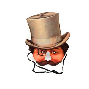 Puede incluir: Una máscara de estilo vintage que representa a un hombre con sombrero de copa, monóculo y un gran bigote. La máscara está pintada con tonos cálidos y tiene un cuello blanco y lazos negros.