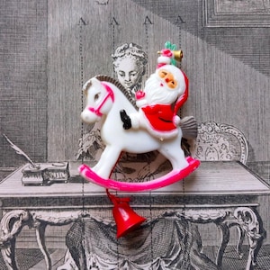 Broche met schommelpaard van de Kerstman