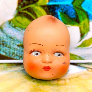 Vintage poppengezicht van papier-maché