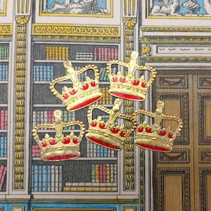 Fem vintage präglade papperskronor