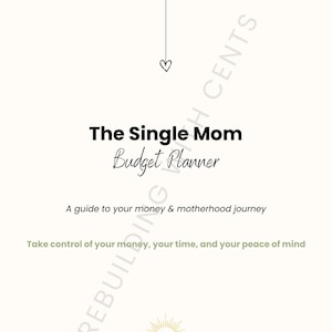 以下が含まれることがあります： 「The Single Mom Budget Planner」と題されたクリーム色の予算プランナー。表紙には「A guide to your money & motherhood journey」というテキストが含まれています。追加テキスト：「Take control of your money, your time, and your peace of mind。」