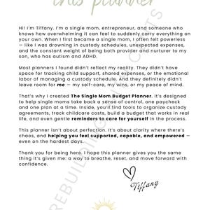 以下が含まれることがあります： 手書きフォントで「ABOUT this planner」というタイトルが書かれた白いページ。テキストは、予算編成、経費追跡、セルフケアのセクションを備えた、シングルマザー向けに設計されたプランナーについて説明しています。著者の署名が含まれています。