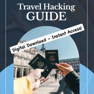 Op de afbeelding: Afbeelding van een reisgids getiteld "The Ultimate Travel Hacking GUIDE" met de tekst "Digital Download - Instant Access!". Twee paspoorten worden omhoog gehouden tegen een vage achtergrond van een stad.