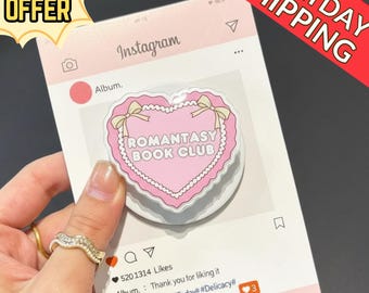 Soporte magnético para teléfono Romantasy Book Club MagSafe: un bonito agarre magnético con forma de corazón para Book Club, un regalo romántico para amantes de la lectura y accesorios para amantes de los libros.