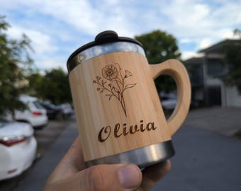 Personalisierte Bambus-Kaffeetasse mit individueller Gravur außen und geheimer Nachricht innen