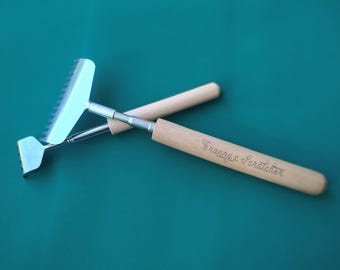 Rascador de espalda con mango de madera grabado y diseño telescópico de acero inoxidable