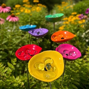 Estación de agua para abejas, estacas coloridas con forma de taza para abejas, comedero para polinizadores, decoración para jardín de abejas, regalo para jardín al aire libre, arte para patio al aire libre, regalo para papá
