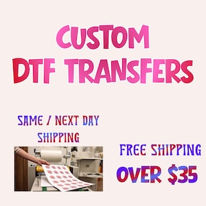 Peut inclure: L'image présente le texte "CUSTOM DTF TRANSFERS" en rose et rouge. Le texte supplémentaire comprend "SAME / NEXT DAY SHIPPING" et "FREE SHIPPING OVER $35". Une personne tient une feuille de transferts imprimés.