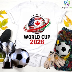Może przedstawiać: Biała koszulka z nadrukiem piłki nożnej z flagami USA, Kanady i Meksyku, z napisem "WORLD CUP 2026". Zawiera piłkę nożną, trofeum i rękawice bramkarskie.