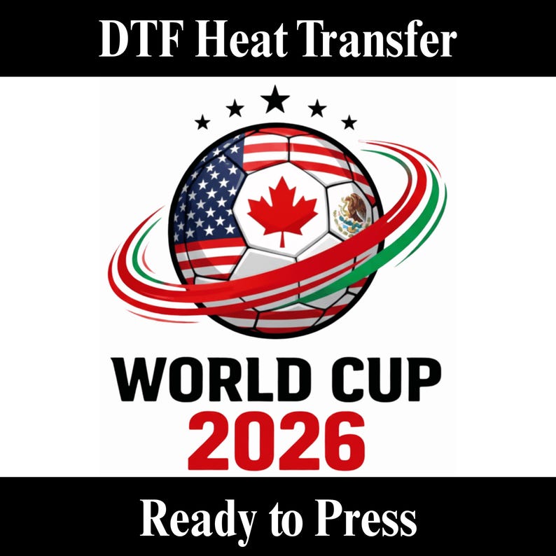 Może przedstawiać: Projekt DTF Heat Transfer z piłką nożną z flagami USA, Kanady i Meksyku. Tekst brzmi "WORLD CUP 2026" w kolorze czarnym i czerwonym, z napisem "Ready to Press" poniżej. Pięć gwiazd nad piłką.