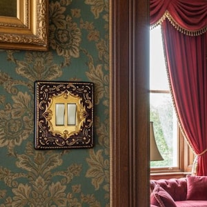 Pode incluir: Uma vista interior de uma sala de estar luxuosa com um design clássico. A sala apresenta um sofá de veludo vermelho, um candelabro dourado ornamentado e uma lareira. As paredes são adornadas com papel de parede floral verde e obras de arte emolduradas. Um interruptor de luz decorativo é visível.