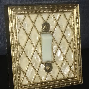 Art Deco-skydd för enkel ljusströmbrytare – Bufferguldmetallram med pärlemorlook, vintage väggdekoration från 80-talet
