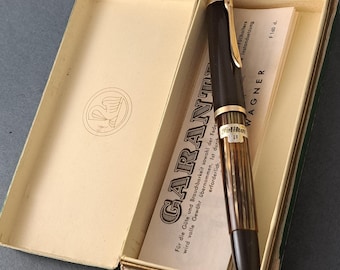 Pluma estilográfica Pelikan 400nn EF con plumín dorado y detalles marrones, c. 1956, Alemania. Vintage. Excelente estado. En caja original.