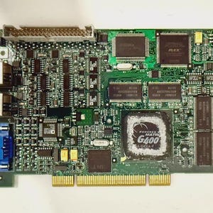 以下が含まれることがあります： 緑色のプリント基板で、チップやコネクタなど様々な電子部品が搭載されています。金色のエッジコネクタ、銀色のコネクタ、青色のVGAポートがあります。「G400」の文字が基板に表示されています。