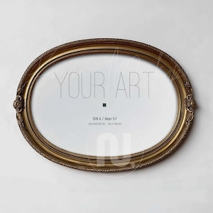 Puede incluir: Un marco de fotos ovalado dorado y ornamentado con el texto "YOUR ART" en el centro. El marco tiene detalles decorativos y un fondo blanco. También es visible el texto "DIN A / Near 5:7 (A4/A3/A2/A1 - 50 x 70cm)".