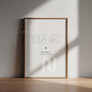 Może przedstawiać: Oprawiony makieta grafiki z tekstem "YOUR ART" w minimalistycznej czcionce. Rama jest w kolorze jasnobrązowym, a wymiary grafiki to DIN A / Near 5:7 (A4-A3-A2-A1 / 50 x 70cm). Tło to biała ściana.