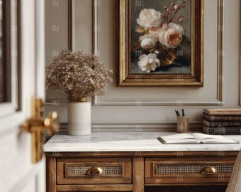 Puede incluir: Una toma interior detallada presenta un escritorio de madera con tapa de mármol y una pintura floral enmarcada. El escritorio tiene cajones con tiradores de latón y un diseño de caña tejida. Un jarrón con flores secas se encuentra sobre el escritorio, junto a libros y útiles de escritura.