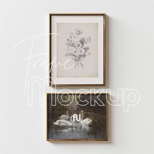 Op de afbeelding: Twee ingelijste kunstwerken met goudkleurige lijsten worden op een witte muur getoond. Het bovenste frame bevat een zwart-witte bloemenschets. Het onderste frame bevat een schilderij van zwanen op een meer. Het woord "Frame Mockup" staat op de muur.