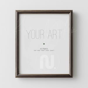 Può includere: Una cornice rettangolare con finitura marrone scuro. La cornice contiene uno sfondo bianco con il testo "YOUR ART" e "4:5 Ratio" con dimensioni in centimetri.
