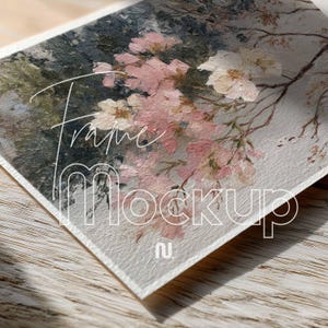 Könnte beinhalten: Quadratischer Kunstdruck mit einem Blumenbild mit rosa und weißen Blüten vor einem Hintergrund aus grünen und grauen Blättern. Die Worte "Frame Mockup" sind in weißer Schrift überlagert. Der Druck liegt auf einer hellen Holzoberfläche.