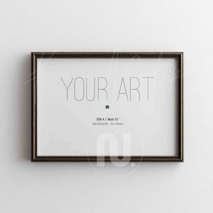 Puede incluir: Una impresión artística rectangular con marco negro con el texto "YOUR ART" en una fuente minimalista. La impresión incluye el texto "DIN A / Near 5:7 (A4/A3/A2/A1 - 50 x 70cm)". El marco es marrón oscuro.