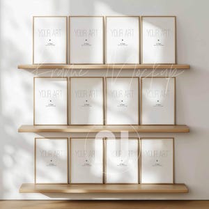 5x7 RatioRario Set 12 Vertikale Rahmen Mockup: Helles Holz Skandinavische Galeriewand (PSD)