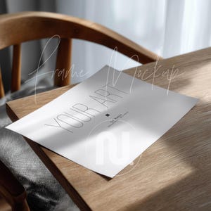 Din A Flat Lay-affischmockup på bordet: 5x7-format i skandinavisk stil (PSD Smart Object)