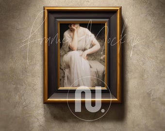 Din A Elegant Dark and Moody Frame Mockup: Cornice vintage con rapporto 5x7 (PSD, JPG)
