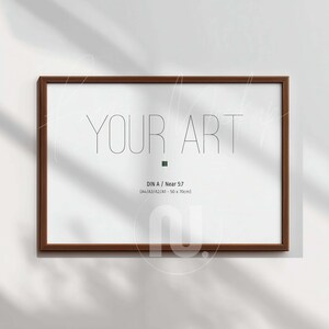 Makieta poziomej drewnianej ramki Din A: prosta rama z ciemnego drewna o proporcjach 5x7 (inteligentny obiekt PSD)