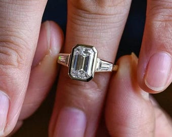 エメラルドカット スリーストーンリング 2.5カラット エメラルドカット